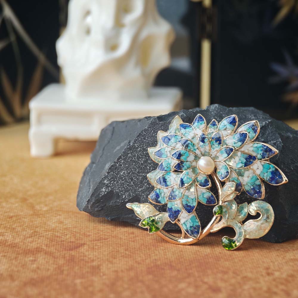 Brooch – Chrysanthemum, Blue & White