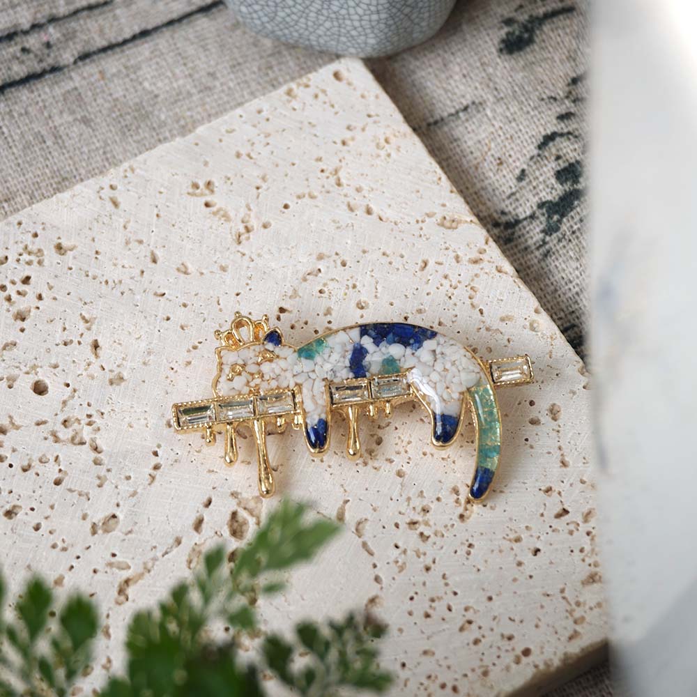 Blue-and-White Cat Brooch