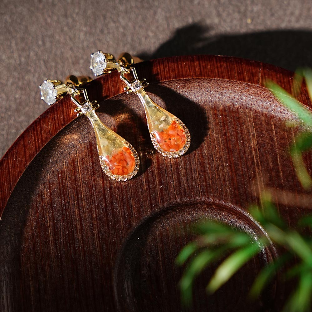 Studs – Pipa Lute, Vibrant Red