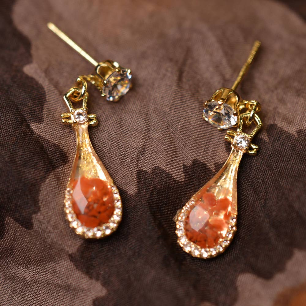 Studs – Pipa Lute, Vibrant Red