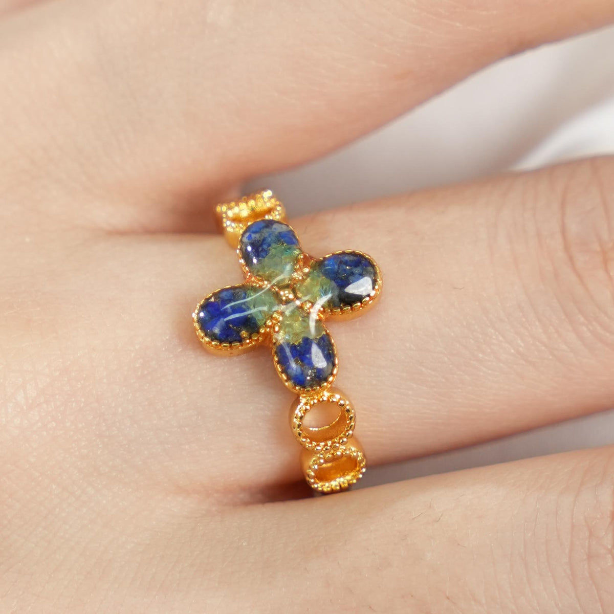 Four-Leaf Clover B-Shaped Ring in Sapphire Blue Gradient