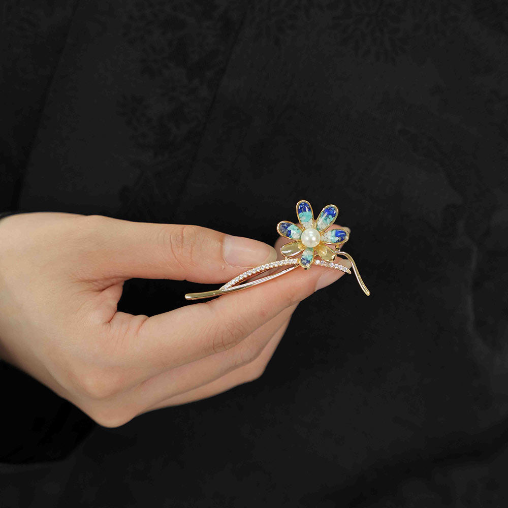Clover Daisy Brooch – Blue & White