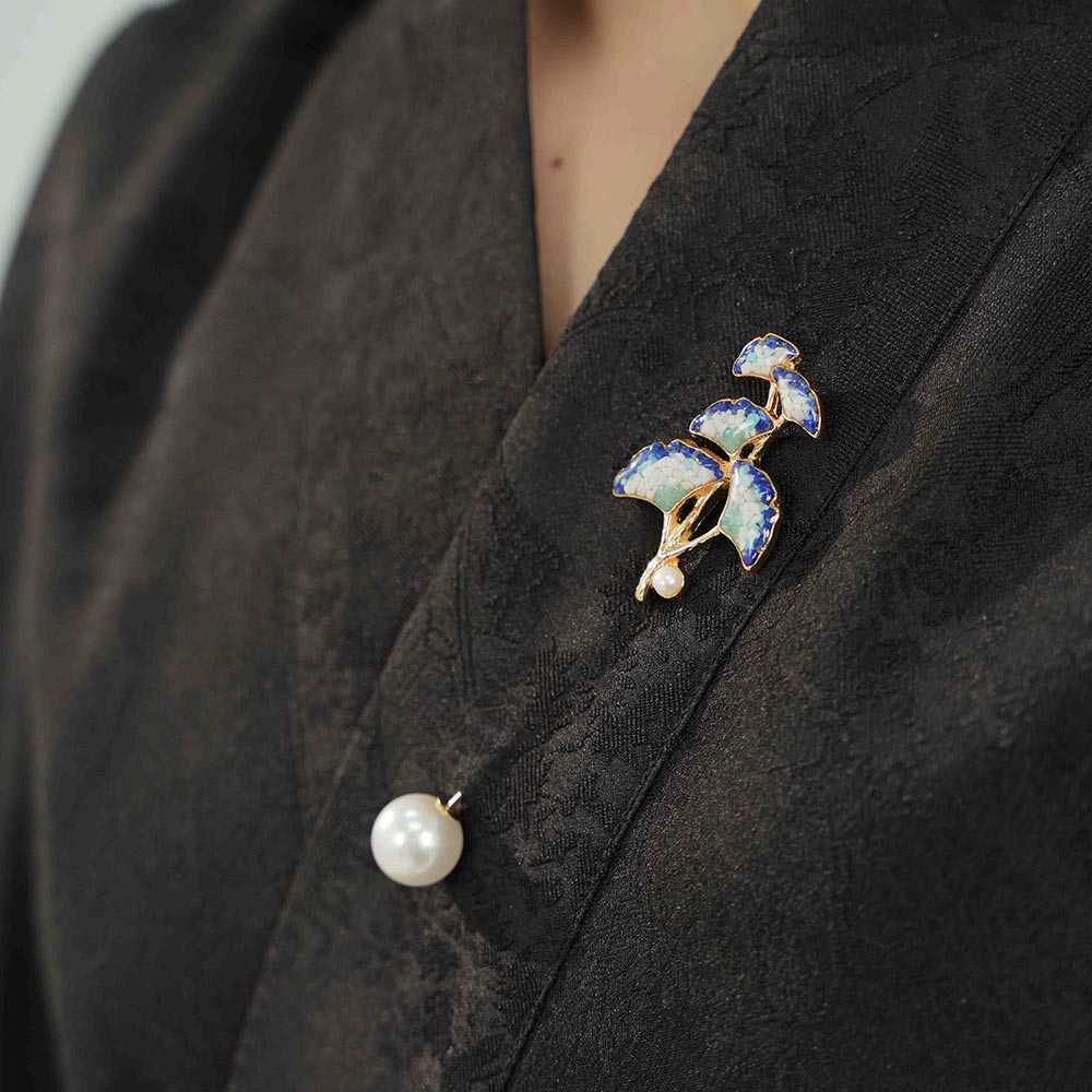 Blue-and-white Ginkgo Leaf Brooch
