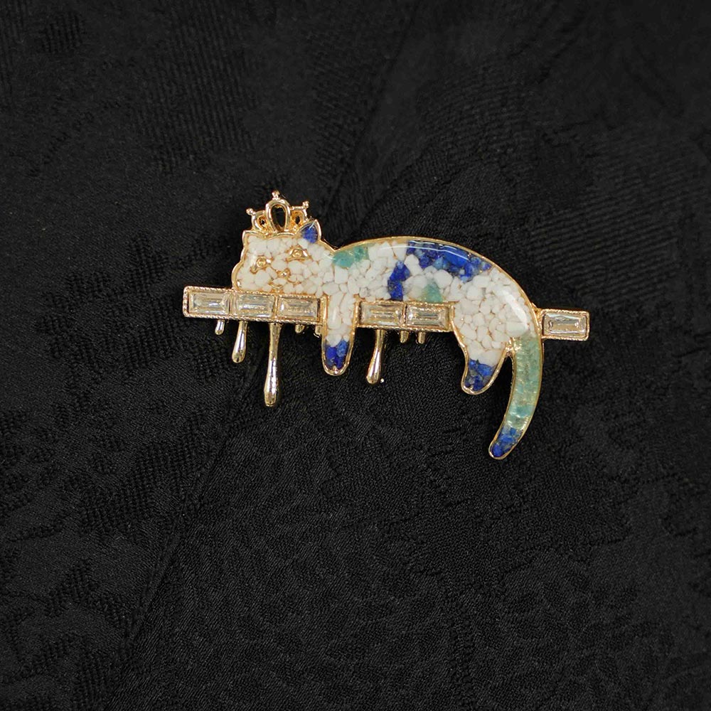 Blue-and-White Cat Brooch