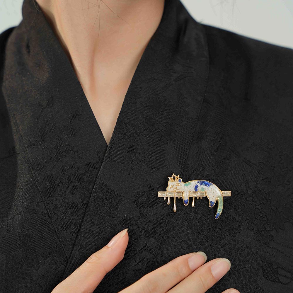 Blue-and-White Cat Brooch