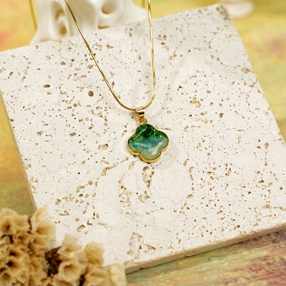 Single-Sided Clover Necklace – Verdant Gradient