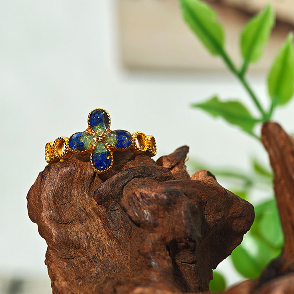 Four-Leaf Clover B-Shaped Ring in Sapphire Blue Gradient