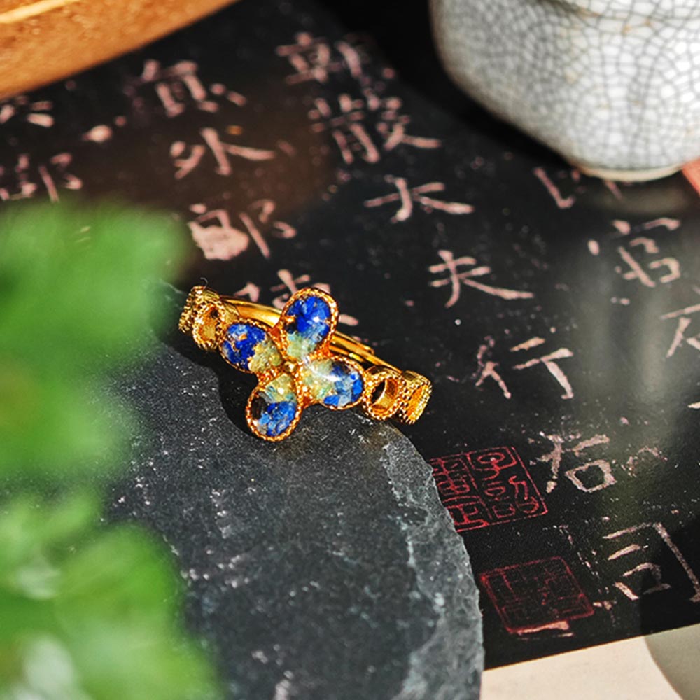Four-Leaf Clover B-Shaped Ring in Sapphire Blue Gradient