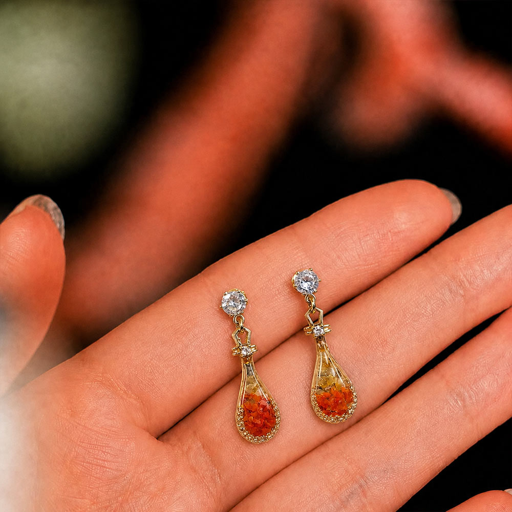 Studs – Pipa Lute, Vibrant Red