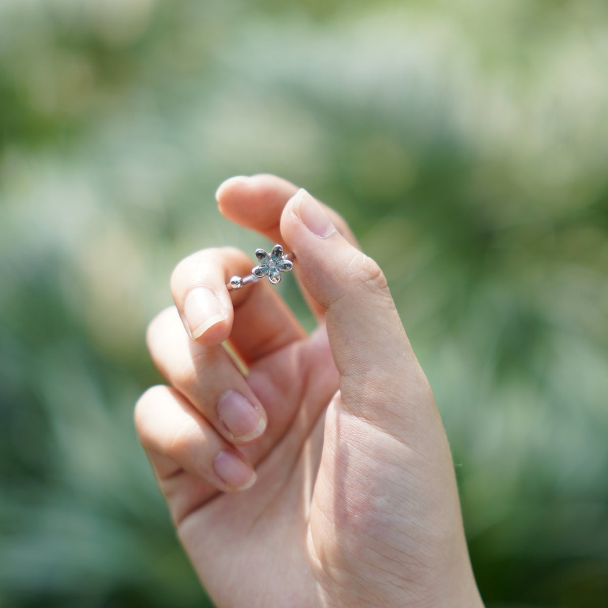 Silver Ring – Obsidian Daisy