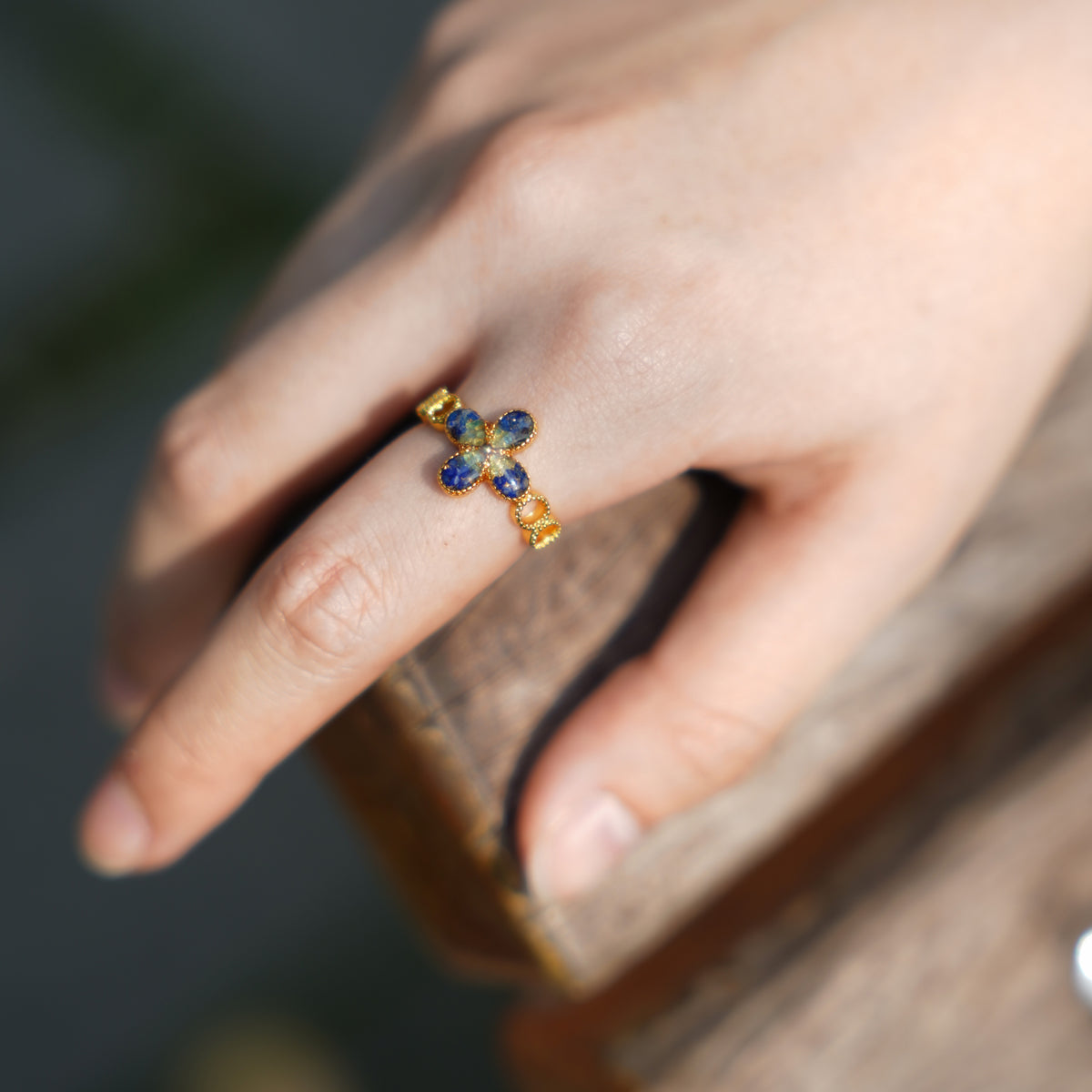 Four-Leaf Clover B-Shaped Ring in Sapphire Blue Gradient