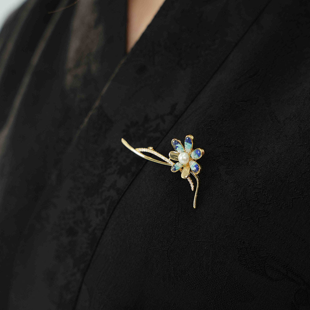 Clover Daisy Brooch – Blue & White