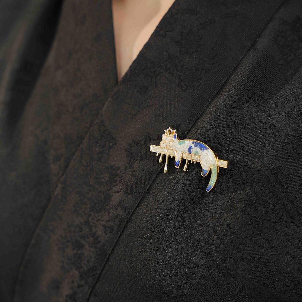 Blue-and-White Cat Brooch