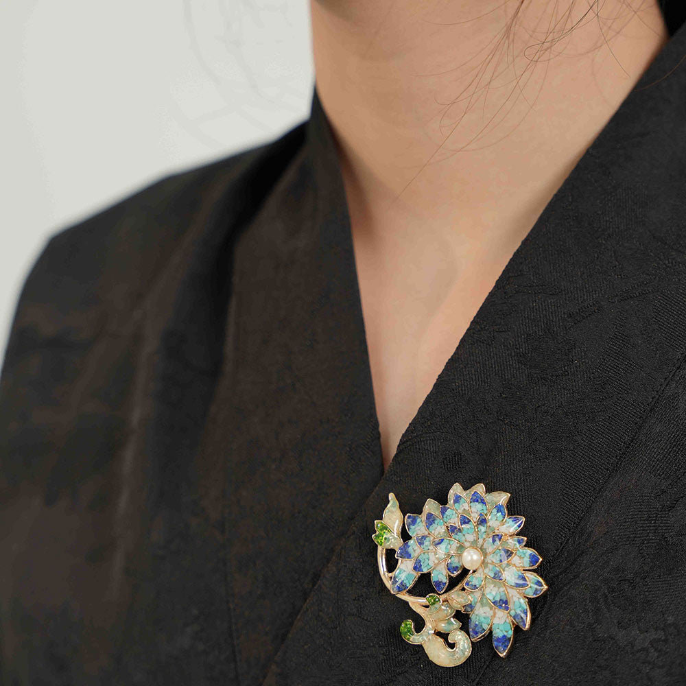 Brooch – Chrysanthemum, Blue & White